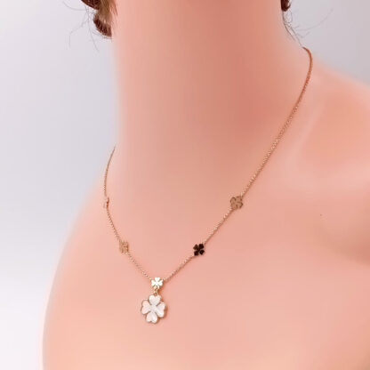 collana girocollo in argento dorato con pendente quadrifoglio