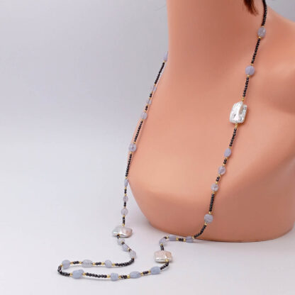 collana lunga in ematite con calcedonio e perle di fiume